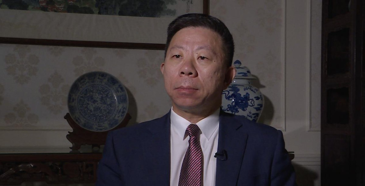 中国驻菲使馆确认180多名外派华文教师已从菲律宾撤离，井泉大使10月13日喊大家别被吓倒，可人已经先走了。马尼拉那边防长拿着美方海光计划报告点名暨南大学，华商联总会怕教师家属出事，和华教中心一周内就把人安排撤了。华教中心干35年，疫情前一年还派出300多人，如今最普通一间华校教室里，孩子翻开中文课本