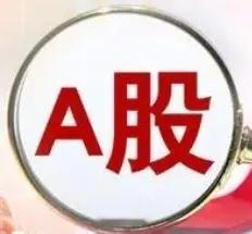 有人问，怎么选择一只可以长期持有的股票？最好买了就不用管，放着就能赚钱那种。有人就说，看K线。周线、日线、MACD、均线，各种技术指标摆一堆，告诉你哪个位置能买，哪个位置该卖。但技术分析这东西，说到底是个概率游戏，不是科学。今天给你画个“五浪上涨”，明天再来个“三买三卖”，看着挺专业，但真到了操作层面，照样亏得底裤都不剩。那该买什么？我认识一个做外贸工厂的老板，股票只是副业，但他选股的思路特别朴素：把股票当成生意来选。他说，你开工厂，会选一个没门槛、没定价权、天天打价格战的行业吗？不会。那买股票为什么就敢闭着眼买？他把生意分成五档？第一档，有定价权、有增长，比如当年的茅子，那是顶级生意。第二档，有壁垒、有增长、定价机制稳定，比如高速公路、港口、核电，这是次一等的好生意。第三档，有壁垒但价格波动大，比如石油、煤炭、有色金属，这种适合做波段，不适合长期拿。第四档，没壁垒、价格波动大、增长乏力，比如新能源汽车、医药、航空、银行，这属于差生意。第五档，竞争激烈、没定价权、行业整体衰退，比如...