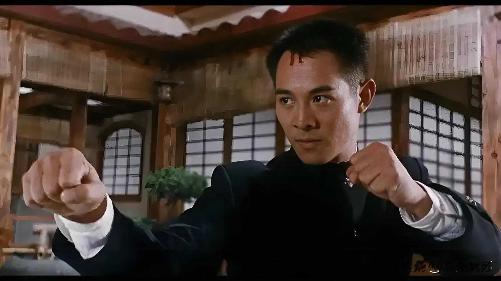 1994年，李连杰与拳王周比利拍完打戏后，周比利坐在角落里脚下流了一滩血。导演陈嘉上急忙问：“是不是李连杰下手太重？”周比利不屑地说：“他怎么可能伤得了我！”可当导演看到他转身离开时，却发现了不对劲。

拍《精武英雄》那年，绝对是华语动作片的巅峰期。

周比利是谁？那可是实打实的自由搏击世界冠军，在