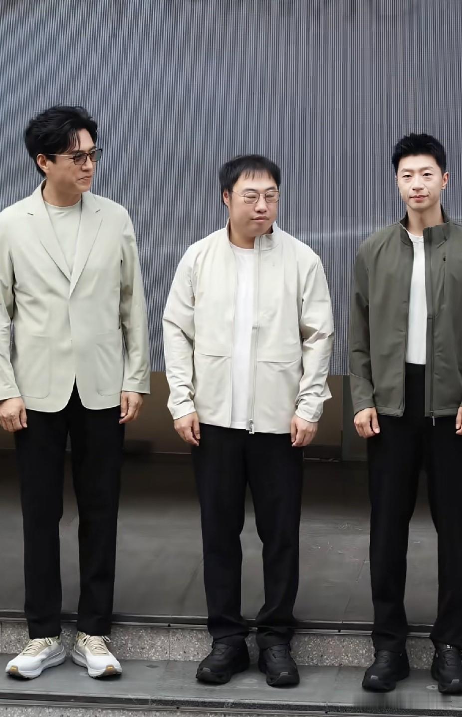 马龙这头身比绝了[震惊]，一点都不输明星！

李宁品牌龙店启幕，演员靳东和奥运冠军马龙现身开幕现场。

第一次直观感受到马龙的超绝头身比～说真的，一点都不输明星，显得同框的靳东头好大[笑哭]而且马龙又很白，都说白的人在人群中都很亮眼，这么一对比，显得靳东更黯淡无光了～

这两位都是喜欢畅谈人生哲学的