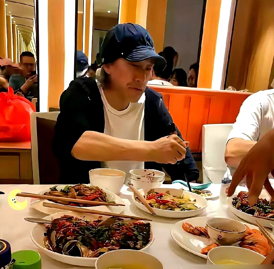 两个影帝凑一桌吃饭，全程一句话不说，只顾埋头干饭。

刘嘉玲亲口爆料，周星驰来家里找梁朝伟，就是这副诡异画面。吃完饭筷子一撂，俩人一头扎进书房，聊电影能熬个通宵。聊到李小龙和咏春拳，直接从椅子上弹起来，伸手就开始切磋比划。

这俩人认识38年了。刘嘉玲管周星驰叫星仔，星爷喊她嘉玲姐。一个是天才，一个