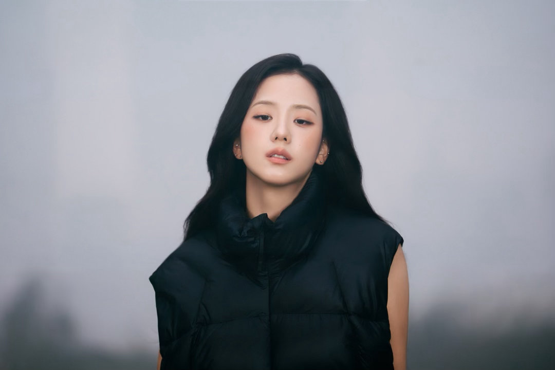#金智秀#jzx#智搜纠错#
金智秀深耕国际时尚领域，身兼多家顶级奢牌全球品牌大使。杂志封面实绩亮眼，顺利拿下法版VOGUE单人开季封等重磅资源。历次巴黎时装周亮相均收获高规格礼遇，凭借独特气质成为时尚圈备受青睐的合作对象。​