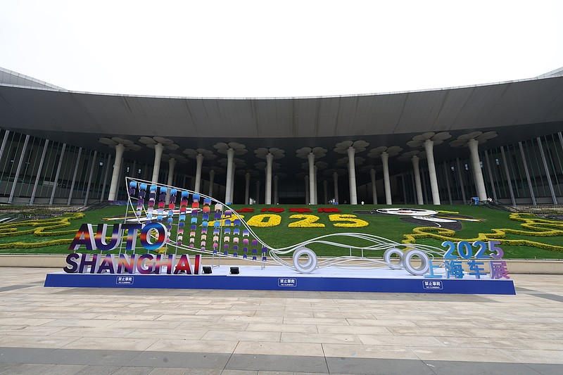 2025上海车展我第一个冲小鹏G7的展台，真的把家用纯电SUV的痛点捏得死死的。
20到25万的定价直接对标焕新版Model Y，800V高压平台配5C超充，12分钟就能把电补到80%，CLTC最高续航702km，跑长途再也不用在充电桩蹲半小时刷手机。车身长宽高4