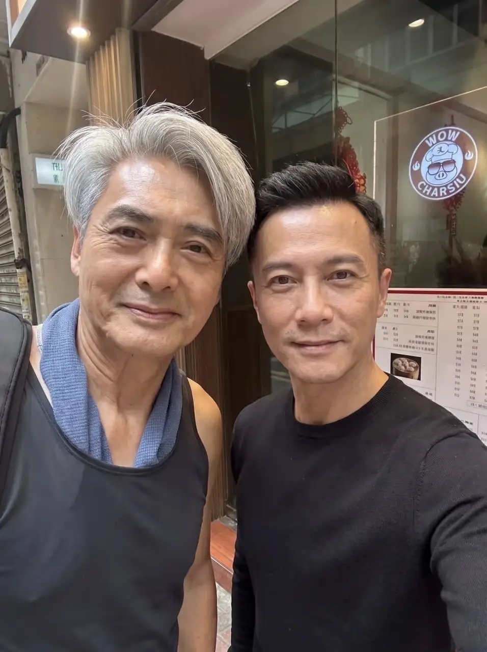 周润发现身香港街头买叉烧，看完路透，我心里颇多感慨！
 
没有保镖随从！影帝独自逛烧腊店，巨星活成街坊阿伯。
 
刷到网友偶遇周润发买叉烧的路透，说实话内心挺触动的。
 
71岁的他，独自开车来到九龙城腊味店，没有助理前呼后拥，不用特殊优待，安安静静站在店里选购一份叉烧，和普通出来买菜的香港长辈没有
