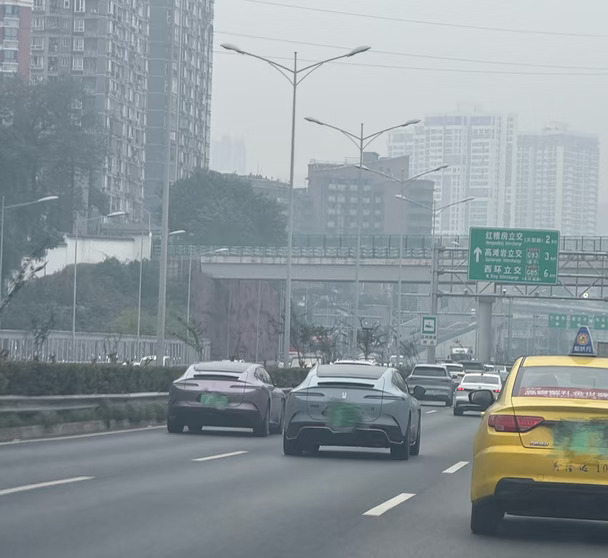 阿维塔12在路上还是独树一帜，这车屁股是真显眼#长安汽车 #阿维塔