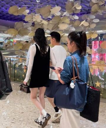 36岁奚‏﻿梦瑶和老公何猷君，最近在海南免税﻿店逛‏街被偶‎⁠遇⁠‏。...