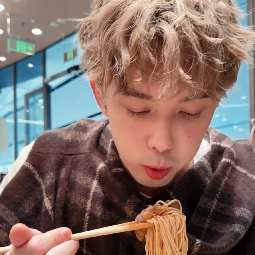 好萌的小卷毛啊啊啊啊

#吴磊被辣到红温了# ​
