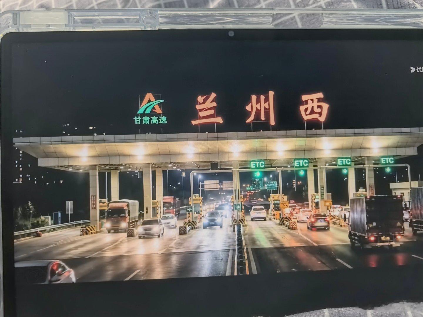 我们终会穿越寒冬
走到春天
迎来属于我们自己的早春晴朗 ​