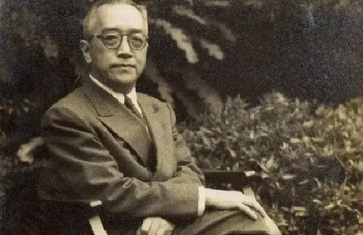 1955年冬天，35岁的张爱玲与64岁的胡适相约在纽约街头，本想寻求胡适接济的张爱玲，发现两个人同样落魄。胡适一家挤在简陋狭小的公寓里，张爱玲也只能申请住到“救世军”的难民营。
 
胡适站在风口，大衣领子竖着，手插在口袋里。他转头看张爱玲：“住处还习惯吗？”
 
张爱玲没看他眼睛，盯着自己鞋尖：“还
