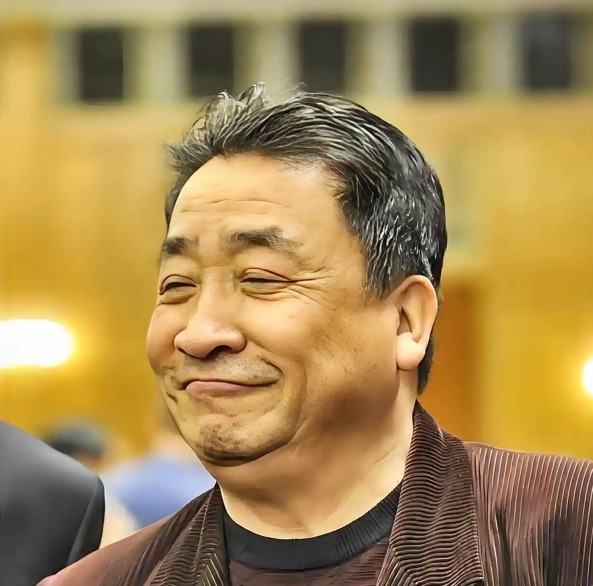 姜昆被骂了十几年，愣是没在网上跟人红过脸。杨议父子力挺郭德纲二十多年，德云社演员郑好几句难听话，杨议立马翻脸，如今直播三句不离郭德纲；曹云金大闹生日宴师徒决裂，六千字长文互撕，到现在还隔空较劲。可姜昆呢？被编排、被阴阳、被骂了十几年，他选择不回应、不纠缠、不拉踩。这不是软弱，是算清了账：口水仗打不出