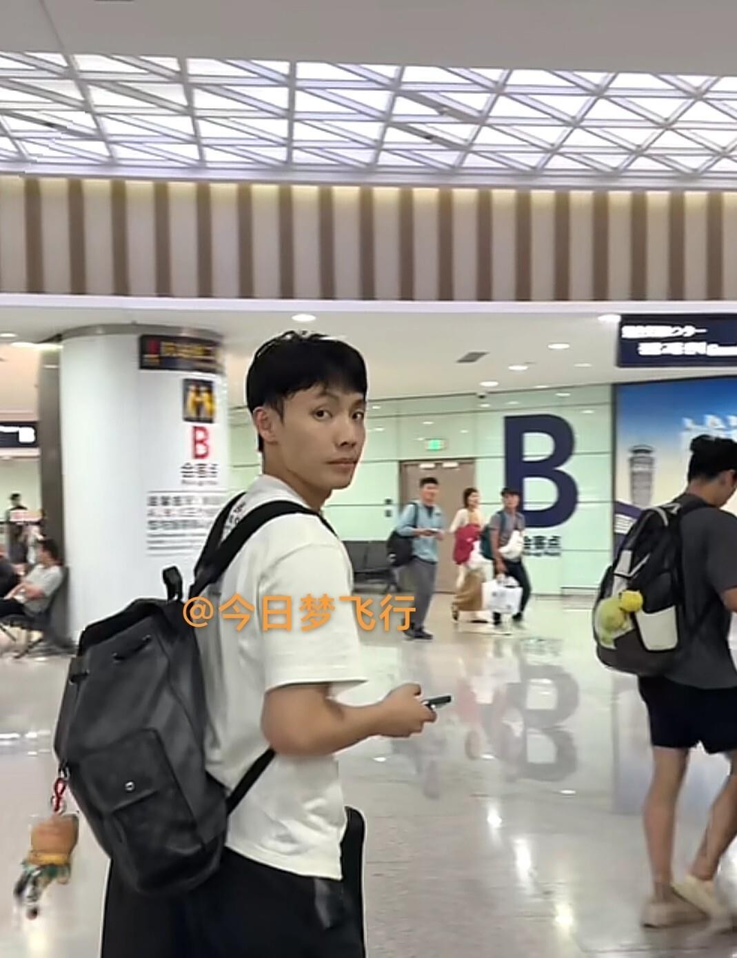 广东宏远今天在青岛参加CBA新赛季体测，但并非全员到齐，胡明轩、崔永熙、焦泊乔三位国手加上上赛季体测前10%的杨腾飞，四人直接免测。
体测项目从静态身高臂展到动态摸高，再到外线两分钟24记三分、内线21记中投，最后还有100公斤深蹲和80公斤卧推的硬指标，折返跑这回也改成了抽签二选一。说实话，看着这