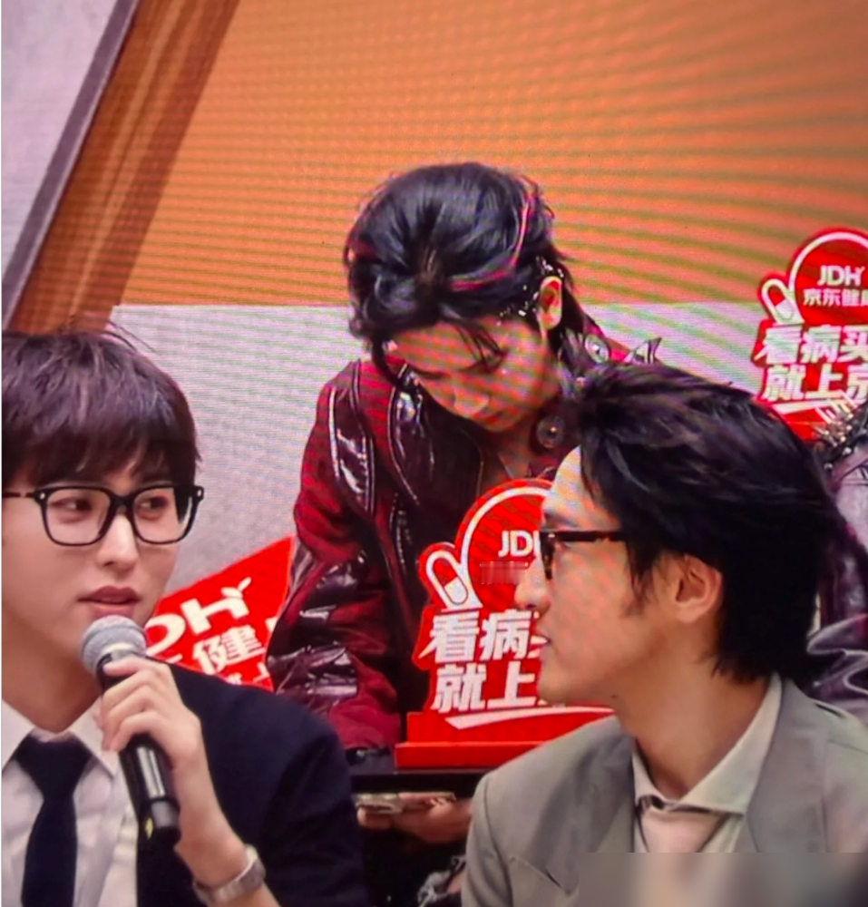 公演走音翻车被骂，网友反而集体心疼陈若轩！
《披荆斩棘》二公舞台，陈若轩和曹骏后半段耳返全哑，完全听不到伴奏。只能凭肌肉记忆盲唱，才出了抢拍走音的失误。舞台最后排名垫底，陈若轩进入淘汰待定席。
失误后陈若轩第一时间主动揽责道歉，半句没推锅给设备。反而是曹骏当场站出来硬刚评委，公开了耳返故障的实锤