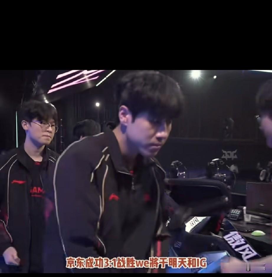 JDG 3-1WE，中野状态回暖，gala零阵亡兜底！
    有个问题，谁能解答一下，感觉每次lpl选金克丝厄斐琉斯这种大核ad都不怎么能赢，25年hope金克丝，总是被lck爆的玩不了，上次赢的印象还是23京东的尺子和blgelk。
     大核ad或者小火龙炸弹人这种 最大的缺点就是没位移