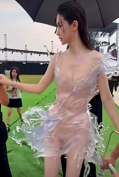 戚薇在武汉出席活动，套了一身3D打印的水花裙，重达32斤，通体全透，连内里的身形轮廓都看得一清二楚，现场走路都得工作人员死死搀扶，直接引爆了全网争议
 

这身衣服摸不到半点布料，没有一针一线，全靠硬邦邦的材质和金属骨架硬撑着定型。看着是在展示所谓的前卫科技，实际上把人勒得动弹不得，连迈步转身都僵硬