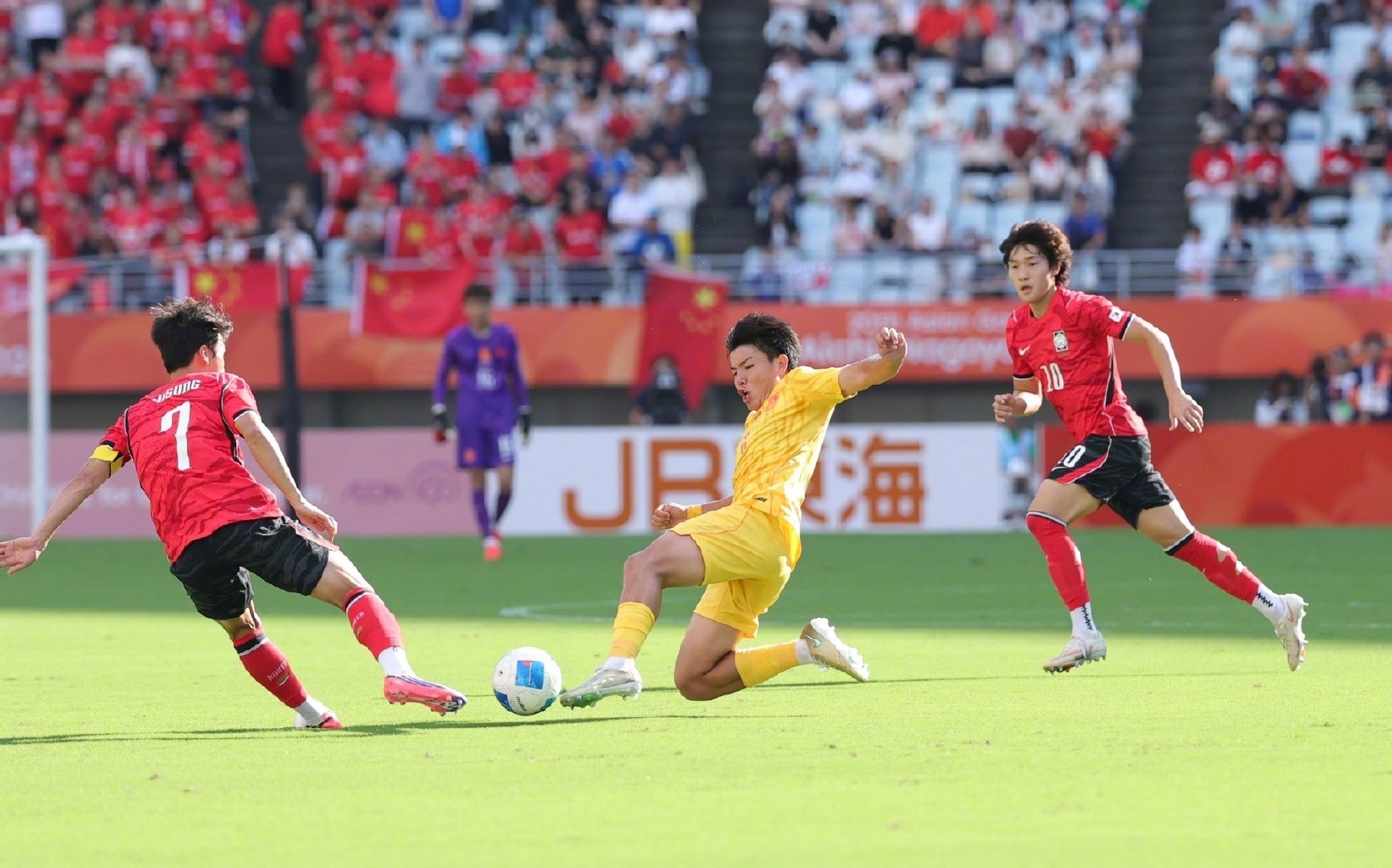 #国足亚运队1比0韩国#

国足亚运队1比2被韩国逆转。王钰栋第22分钟单刀破门，打破40年亚运对韩零进球纪录。第33分钟角球防守失误被扳平，第68分钟毛伟杰重伤离场，第82分钟遭头球绝杀。

从结果看，28年重返四强、U23改制后最佳战绩，确实有进步。 ​