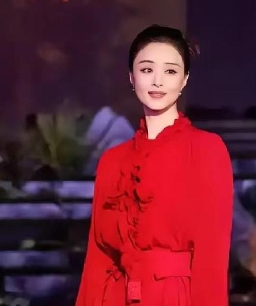 2007年拍《如果还有明天》，蒋欣和王阳在剧组认识。那会儿两人都没什么钱，一块五的老冰棍，王阳一次买十根塞满她房车冰箱。2011年《甄嬛传》一播，华妃一句“贱人就是矫情”火遍全网，蒋欣一夜跻身一线，王阳还在跑龙套试戏。女强男弱的标签像碎玻璃扎在他心里，聚少离多，话越来越少。2012年两人平静分手，没