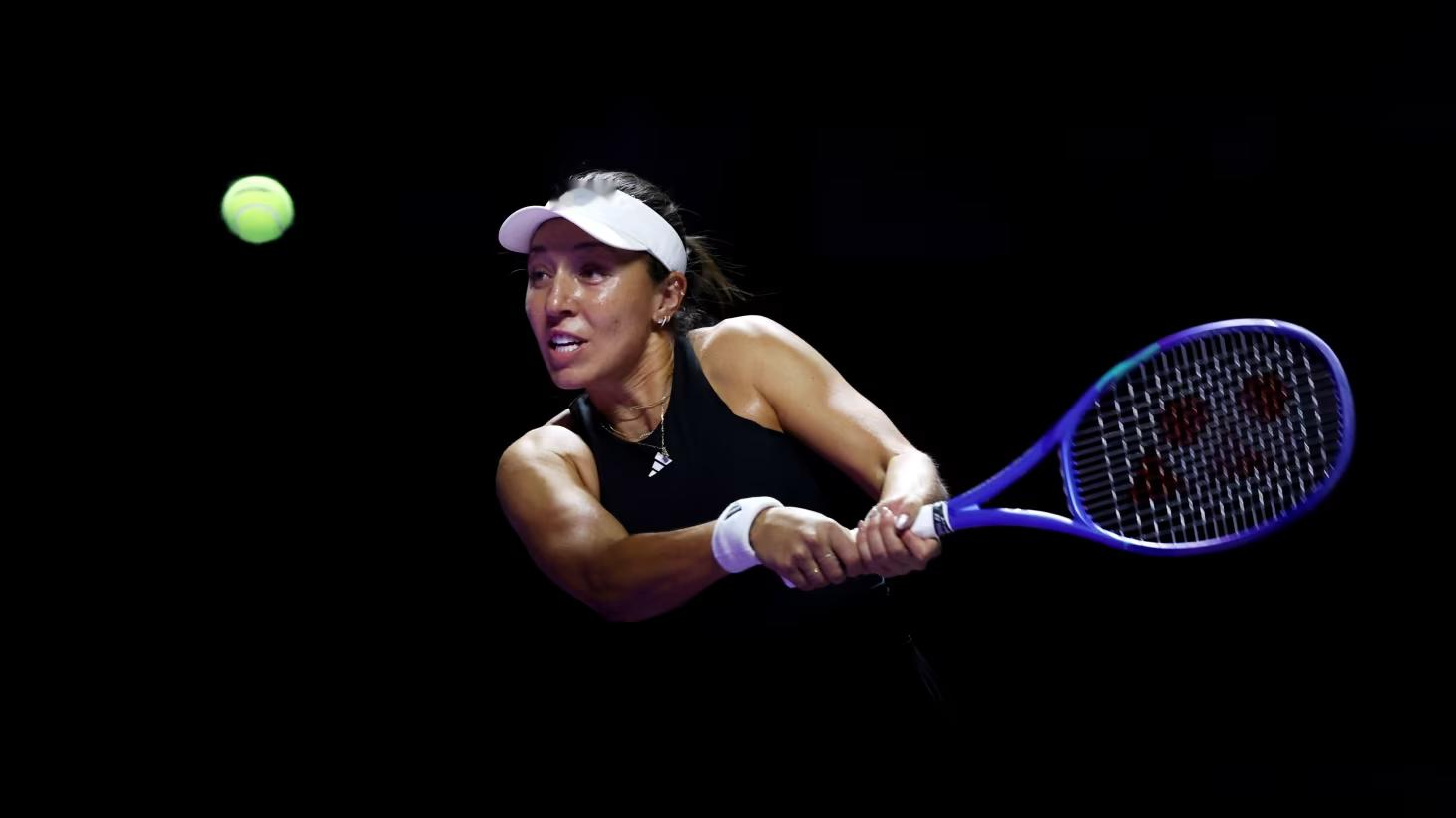 2025年11月2日，WTA年终总决赛利雅得站的首场比赛，美国选手杰西...