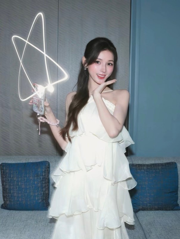 #张予曦从头红到脚# 

张予曦拍光绘镜头签啦~​