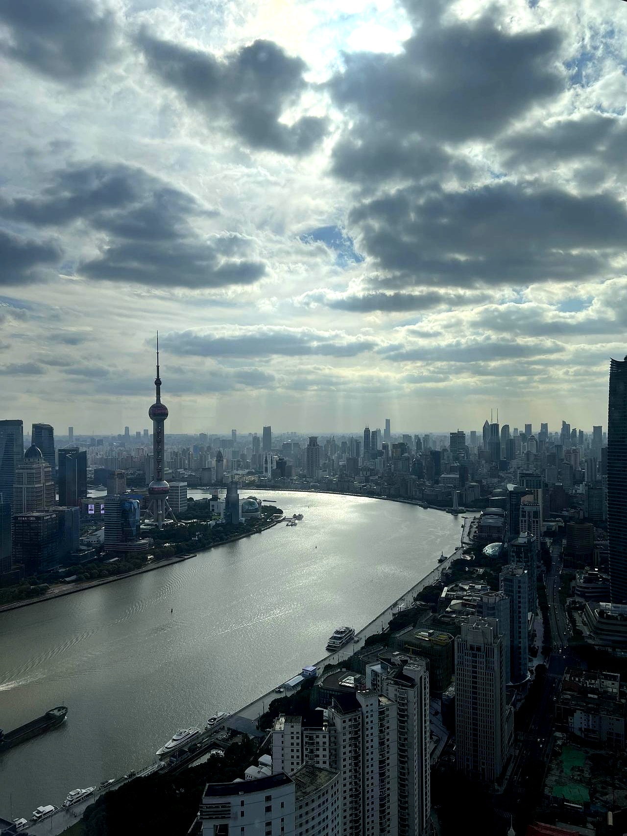 火舌窜起那一刻，所有人都明白，纸包不住火。
2026年9月5日，ChinaGT上海站爆燃后，多支车队选择用脚投票：FISTAuto车队在当夜宣布，直至独立公开调查与整改落地，永久退出该系列；TBCRacing老板杨百杰表态不再回归；AAIMotorsports亦停赛，直指现有安全体系不可信。
当吴彦