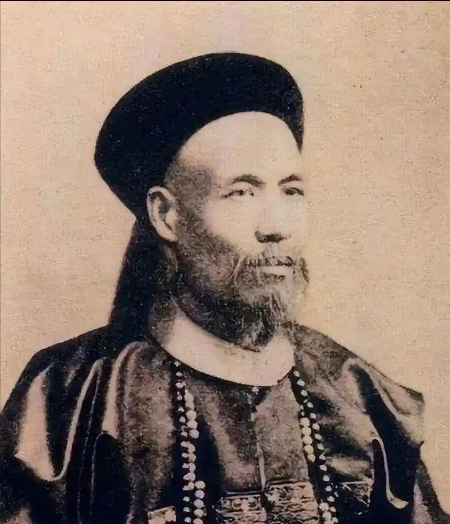 1900 年，慈禧狼狈逃窜至山西首富乔家，临行时，慈禧让乔家借她 10 万两，乔致庸扑通一声跪倒在地：“30 万都行，但您得留下一样东西。” 乔致庸细说要求，慈禧大笑：“这有何难？”乔致庸要的不是官爵，不是封地，而是慈禧亲笔写的四个字。

1900年，八国联军攻入北京城，皇宫彻底失守。
 
慈禧来不