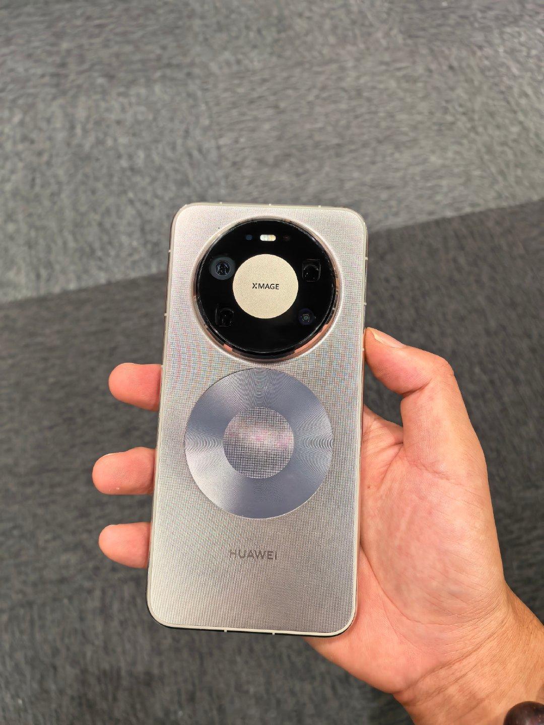 看看是谁先拿到Mate90系列了 ！#华为mate90# ​