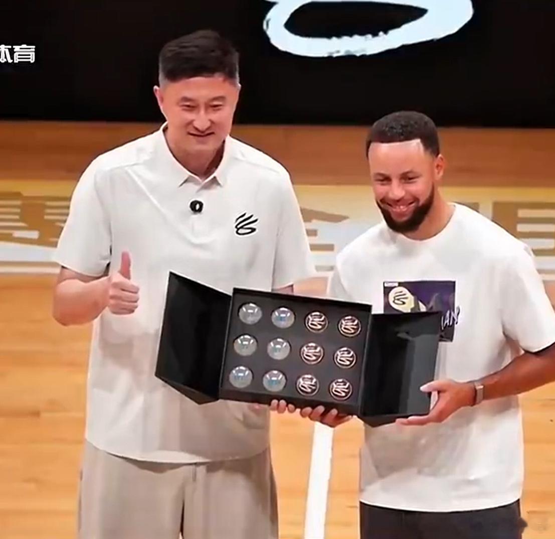 杜锋送定制月饼，1对1单挑+三分表演太燃了！

2026年9月12日，NBA超级巨星斯蒂芬·库里在2026中国行东莞站空降粤BA全明星赛现场，瞬间点燃了整座城市的篮球热情。广东省篮协会长、中国男篮前主帅杜锋作为代表，向库里赠送了一盒精心准备的定制月饼。这款月饼并非普通节礼，饼面巧妙融合了粤BA赛事标识与 ​