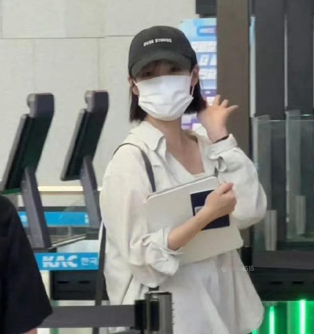 IU 时隔 11 年再来上海！短发现身机场，粉丝热情拉满 ​