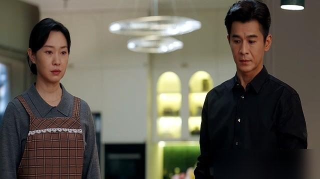 易梦玲演情妇，把李一桐衬得像傻白甜。
《美人余》里她演文晓晓，一个情妇。不哭不闹不抢男人，上来先跟原配组队，反手把渣男算计得裤衩都不剩。
台词不多，全靠眼神。渣男画饼，她嘴角一撇；原配犹豫，她直接甩证据。弹幕全在刷：这情妇是来渡劫的吧。
关键这姐是真敢。之前在直播里承认“do脸”，眼皮都没眨一