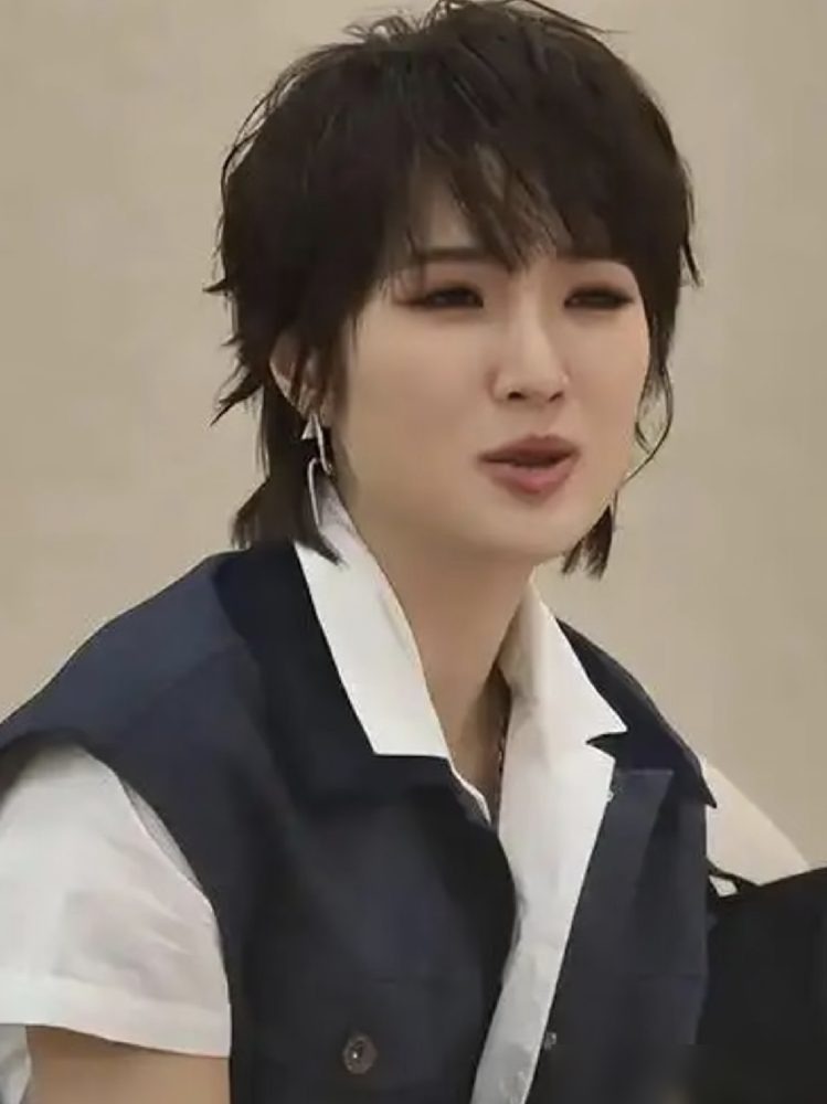 汪海林当年指着鼻子骂姚安娜演得不行，别扯别的，一点没留情面。全网都在玩吃鸡式演技的梗，说她端枪像拿鼠标，眼神跟没睡醒似的。那部《猎冰》4.7分，骂声全砸她一个人头上。换别人早躲了，她一声没吭。转头去《老舅》《唐宫奇案》里演小配角，戏份少得可怜，海报上都找不着人。结果呢，观众反而咂摸出味来了，这姑娘不