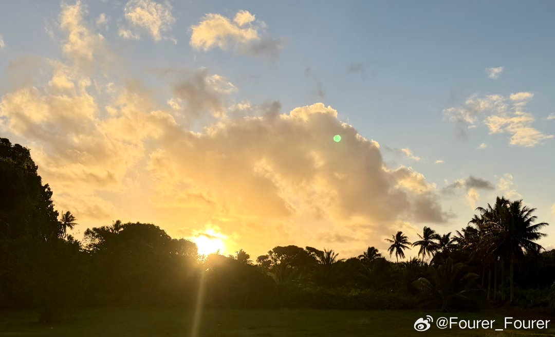 库克群岛之艾图塔基岛。
流向奇迹一般美的～泻湖。
一眼即沦陷…
也静默，也沸腾。
#生活手记#  ​