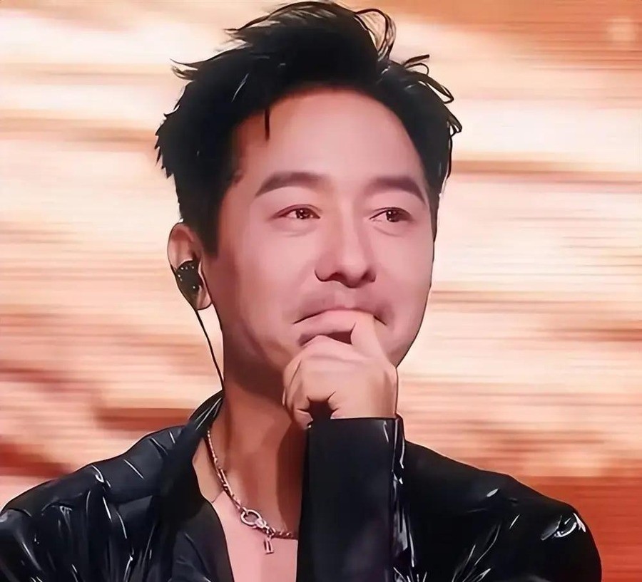 郭晓东在披荆斩棘2026四公唱《她》，音准严重偏离，火力值垫底，淘汰。当晚《她》难听上了热搜-
他唱的是刘宇宁原唱的《她》。小沈阳部落选了这首歌，成员有余文乐、李光洁、郭晓东。部落排名第三，但郭晓东个人火力值垫底，受赛制影响跟陈若轩一起止步四公-
程莉莎当天转发他的长文，写的是“她，根本就不合适你！