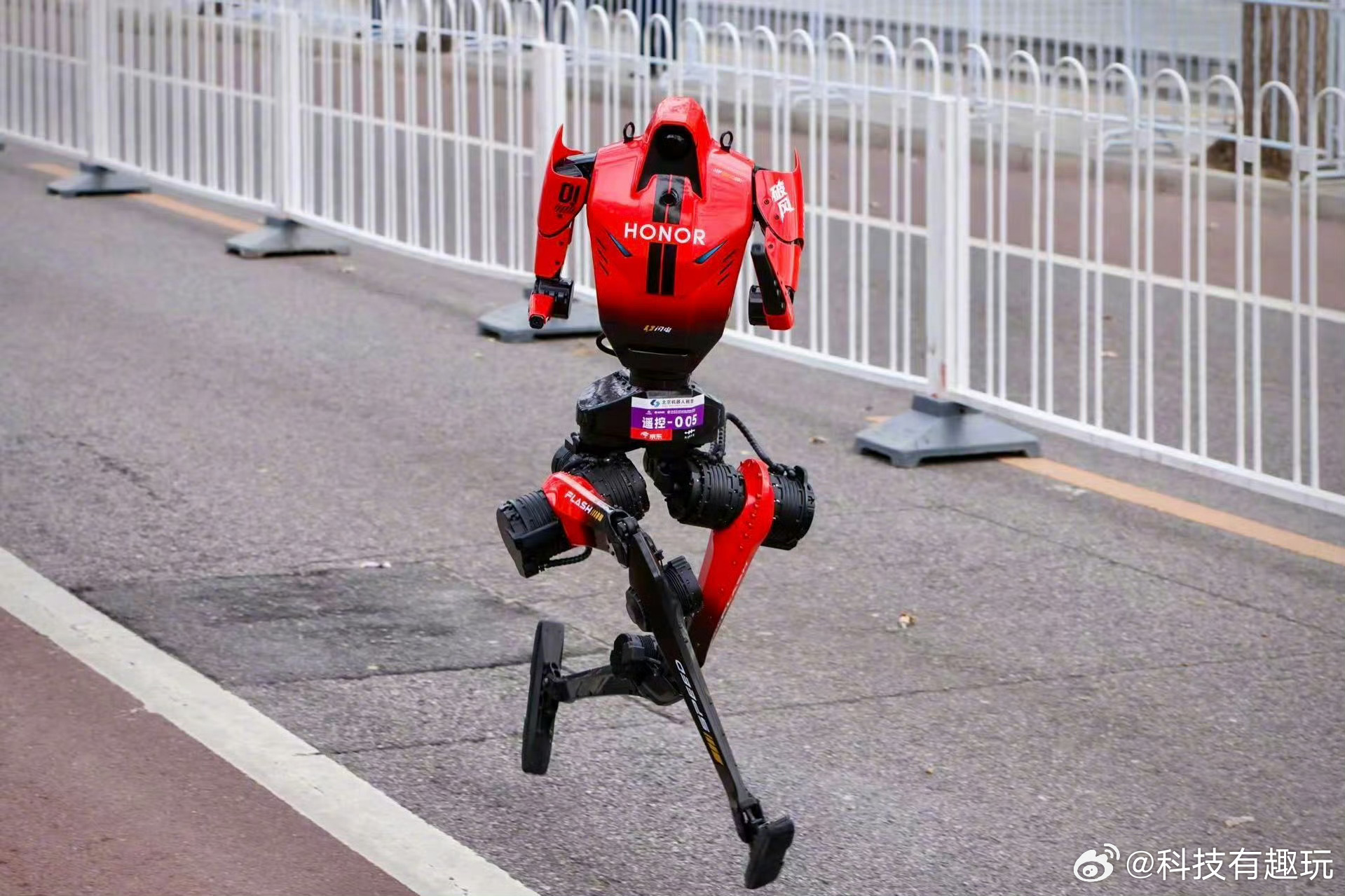 #荣耀机器人9秒32破人类百米世界纪录#世界人形机器人运动会上，荣耀机器人闪电百米跑出9秒32，超越博尔特的纪录，瞬时速度同样刷新人类极限。这套支撑它竞速的续航、散热技术源自荣耀Magic系列，经过赛场极限验证后，还会回流到即将发布的Magic9，搭配升级的阿莱影像，实现技术双向赋能。手机技术孵化 ​
