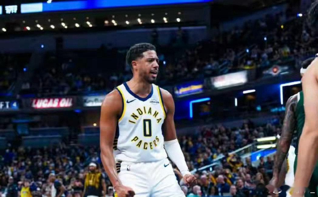#NBA季前赛雄鹿险胜步行者# 惊心动魄的一分胜利！雄鹿与步行者苦战加时，最终雄鹿128‑127取胜。希罗25分，西亚卡姆24分，哈利伯顿拿下17分6助攻。 ​