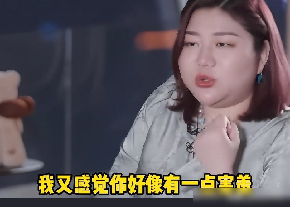 杨天真劝赵奕欢别放弃性感，说那是稀缺品，别人想走还走不了。这话听着像捧，实际是拿她当案例讲课呢。赵奕欢当年靠《青春期》杀出来，播放量20多亿，南奕欢北景甜不是白叫的。可后来呢？一个月固定拿5000块，戏路被锁死，想演别的得先把衣服穿回来。她健身、考飞行执照、练钢管舞，折腾十几年就为撕一个标签。结果恋