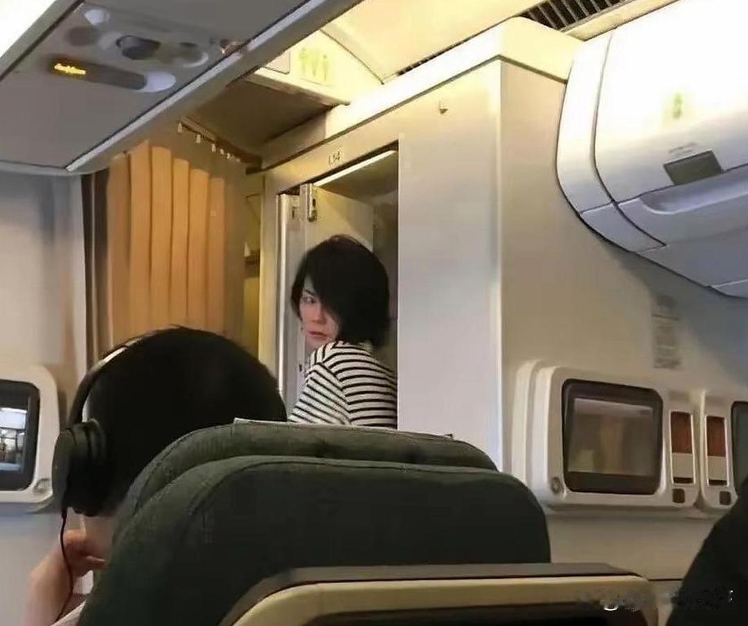 飞机上上厕所，竟然撞见王菲了！她纯素颜的样子被拍下来，真实颜值这下藏不住了，原来她平时长这样啊？ ​