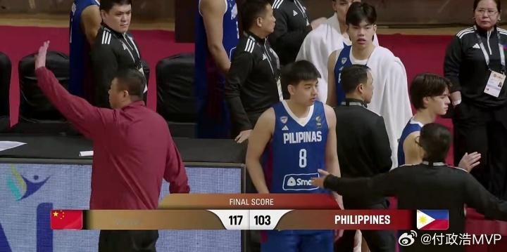 以怨报德！在刚刚结束的U18亚洲杯中国男篮117比103战胜菲律宾男篮的比赛最后时刻出现不和谐一幕。在最后仅剩7秒领先20分的情况下，中国U18男篮小伙子主动放弃进攻，准备和围拢过来的对手握手致意，这是很常规的操作。没想到，本来准备握手的菲律宾男篮突然发难上抢，并且抢断上篮得手。

这种毫无基本 ​