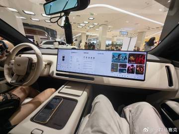 在新一代理想 L6 Ultra 里面坐了会，老 L7 车主落泪。前排零...