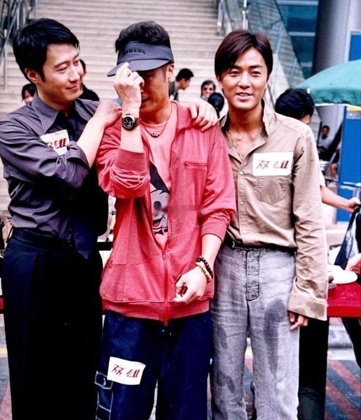 2003年，电影《双雄》杀青宴，黎明、吴镇宇、郑伊健三人合影 ​
