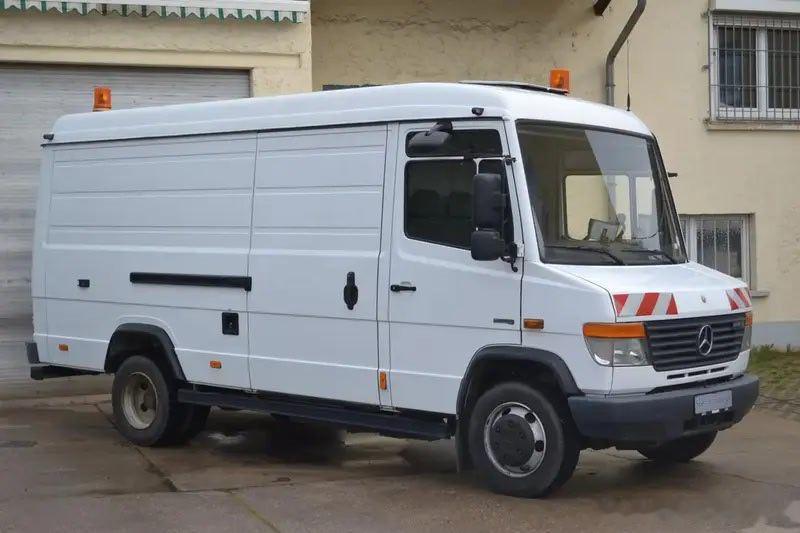 《经典名车 展示》赏析：1998年款 梅赛德斯 奔驰 Mercedes‑Benz Vario 面包车！于1996年登场的 奔驰 Vario 厢式车是 德国🇩🇪经典商用名车的 顶尖代表，生产周期一直延续至 2013 年！是欧洲用途比较广泛的多用途 商用车。在车辆的设计方面：整车采用坚固的梯形大梁底盘打造，车辆采用后轮驱动模式 ​
