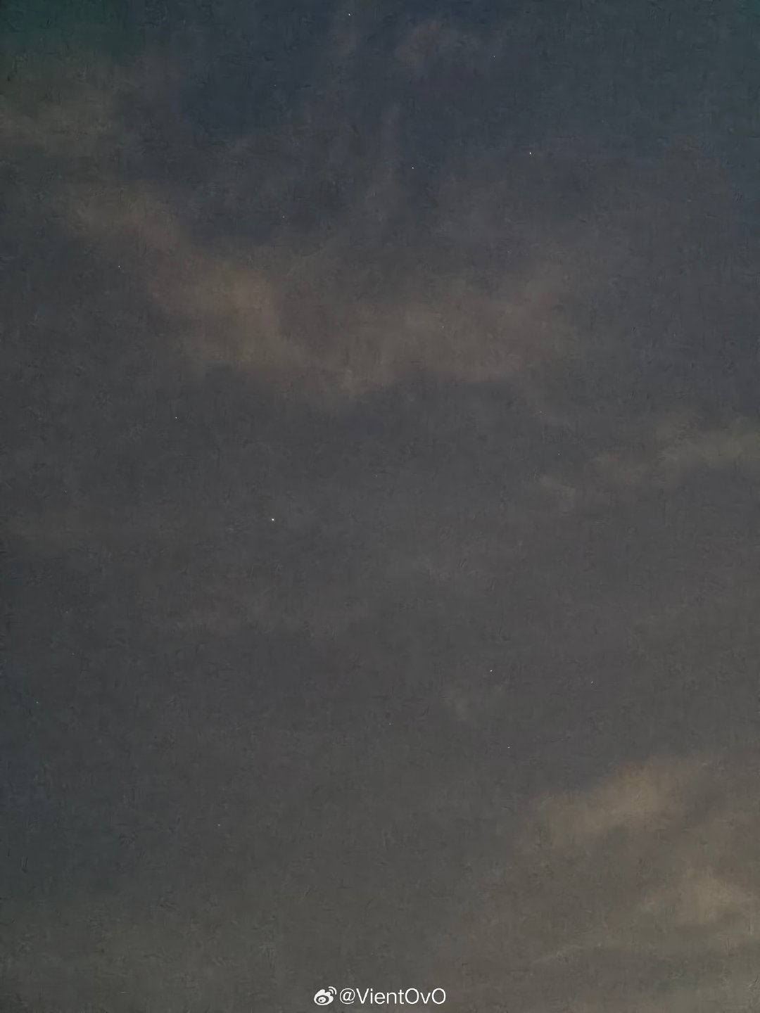 这落叶这风 好像一下子变成秋天了 但是周末为什么下雨呢我想问[泪]
vivo拍夜景就这水平 ​