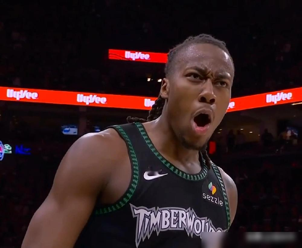 2届MVP输疯了？比赛就剩1.3秒，约基奇狂奔半场直接把人顶翻，就因为...