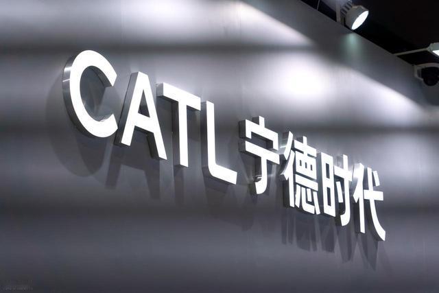 宁德时代为什么成了中国制造好榜样
 
提起中国制造，很多人的固有印象停留在代工、组装、薄利润。而宁德时代的崛起，彻底改写外界的刻板认知，成为高端制造走向世界的一张亮眼名片。它的出圈，不只是拿下全球第一的市场份额，更在于走出一条属于中国企业的硬核成长之路 。
 
很多人以为龙头地位靠运气，实则是真金白