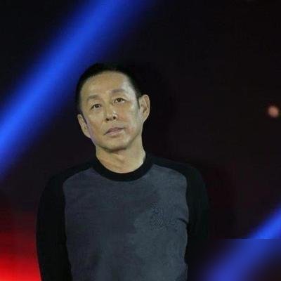 陈道明一句话，把姜文葛优全“装”进去了，台下愣了一秒，然后炸了。
颁奖礼上，他慢悠悠说自己是巩俐的“第三任丈夫”。前两任是谁？姜文，葛优。
《红高粱》《活着》《归来》，一部戏一个“丈夫”，全是影史级狠角色。这话别人说，是蹭。他说，是定调。
71岁，影协主席，不混局不应酬，骑个车满街溜达。可一开