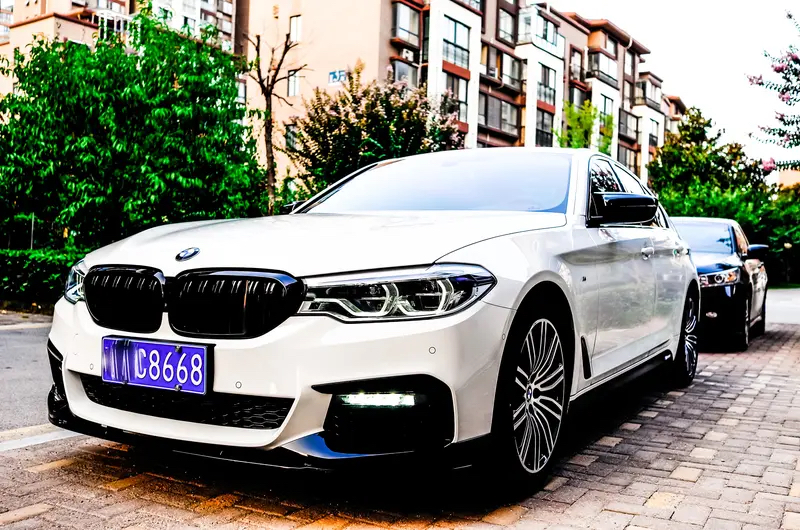 宝马5系28万、A6L裸车25.8万：BBA集体“掀桌”降价，不是促销是神坛崩塌
2026年8月，北京一家宝马4S店的销售递出报价单时，客户还以为自己看错了：指导价36.8万的宝马525Li，分期裸车约28万，落地不超32万；曾经落地40万级别的宝马3系，起售价降至25.8万。同一周，奥迪A6L入门