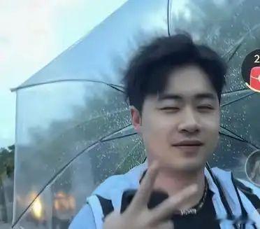 曹巍昨天晚上也去活动现场了。昨天傍晚的北京这是下雨了吧，曹巍还来了个转...