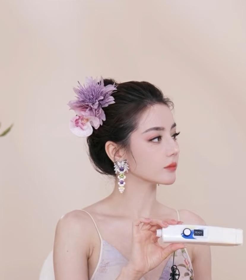 迪丽热巴这几年在红毯和剧里的颜值发挥，简直像坐过山车一样忽高忽低。
大家总觉得浓颜系顶流披个麻袋都惊艳，但现实恰恰相反，她这张脸其实比谁都挑造型团队。
只要造型师一上头，硬要给她整什么冷艳大女主或者大背头贴头皮，镜头怼上去就特别容易显得骨骼感太重，甚至隐隐透出几分疲惫和老气。
反而只要把发型做