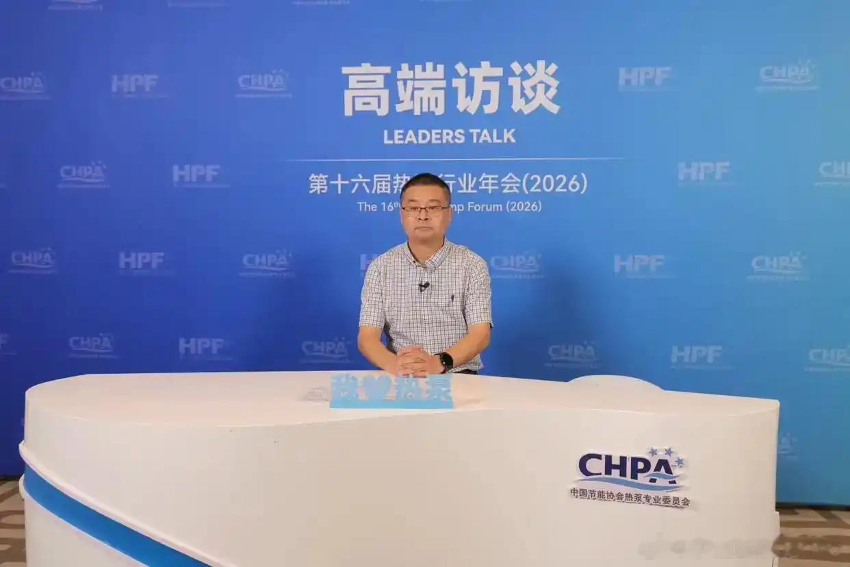 高铁站候车厅供暖怎么选热泵？大型公建建筑供暖测算怎么算门洞冷风？
交通枢纽和商场不一样，候车厅大门常年开，人流进出像穿堂风，普通公建负荷模型根本兜不住。按面积乘指标配机，寒潮一来室内外温差拉满，远端座椅区直接凉透。
我做商用热泵供暖测算时，会把门洞换气次数、客流高峰、候车/办公/通道 ​
