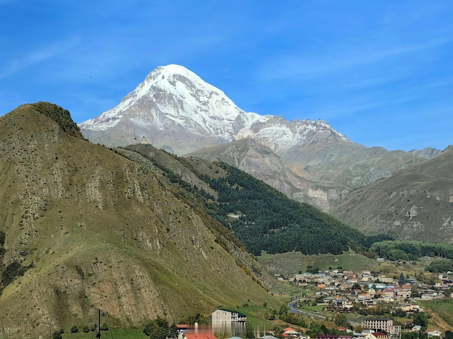 补档卡兹别克⛰️🌄
神仙房东+人生狗狗+第一次日照金山+望咖啡店止渴，最后走崩溃的五个人
人什么时候能拥有一个推开窗户就能看见雪山，种满鲜花的院子呢？  ​