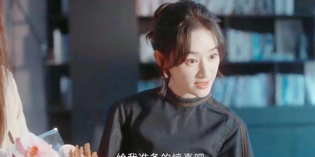 那天她抱着一束花要走，说约了别人，得玩到周日才回。
栾念叫住她。
盯着那束花，扔出一句："花不错，但跟你不搭。"
她愣住，问："那您觉得什么花跟我搭？"
"狗尾巴草。"
她没吵，没质问，抱着花转身走了。

这句话第一层是吃醋。青梅竹马捧着花从公司离开，他酸，但他骄傲，不肯直说"我在乎"，出口就 ​