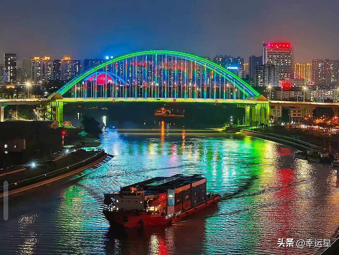 平陆运河这笔账，网上吵得挺热闹。

有人掰着手指算：船闸一次过12艘，一百多公里是不是得磨两天？那把这700多亿拿去修铁路，运量、速度、稳定性不都更能打？

这问题不算刁钻，反倒问到了点子上。

先纠个小误会：一次过12艘，不等于一天只放12艘。平陆运河是双线三级船闸，马道枢纽单次可容12艘5000